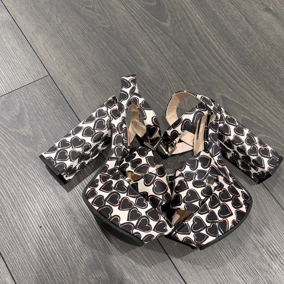 Heart Patterned Platform Sandals - Picture 7 of 7